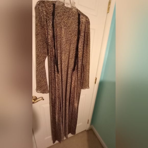Blue floral nightgown and robe & leopard robe - Picture 11 of 13